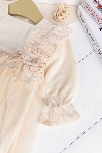 Fistolu Kare Yaka %100 Pamuk Krem Kız Bebek Elbise Özel Gün Doğum Günü