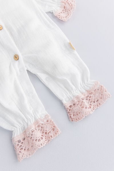 Dantelli Yaka Detaylı Şapkalı Müslin Kız Bebek Tulum