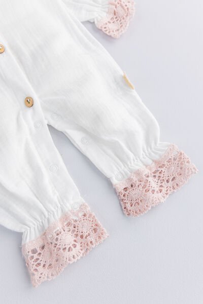 Dantelli Yaka Detaylı Şapkalı Müslin Kız Bebek Tulum