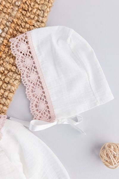 Dantelli Yaka Detaylı Şapkalı Müslin Kız Bebek Tulum