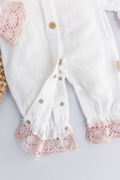 Dantelli Yaka Detaylı Şapkalı Müslin Kız Bebek Tulum