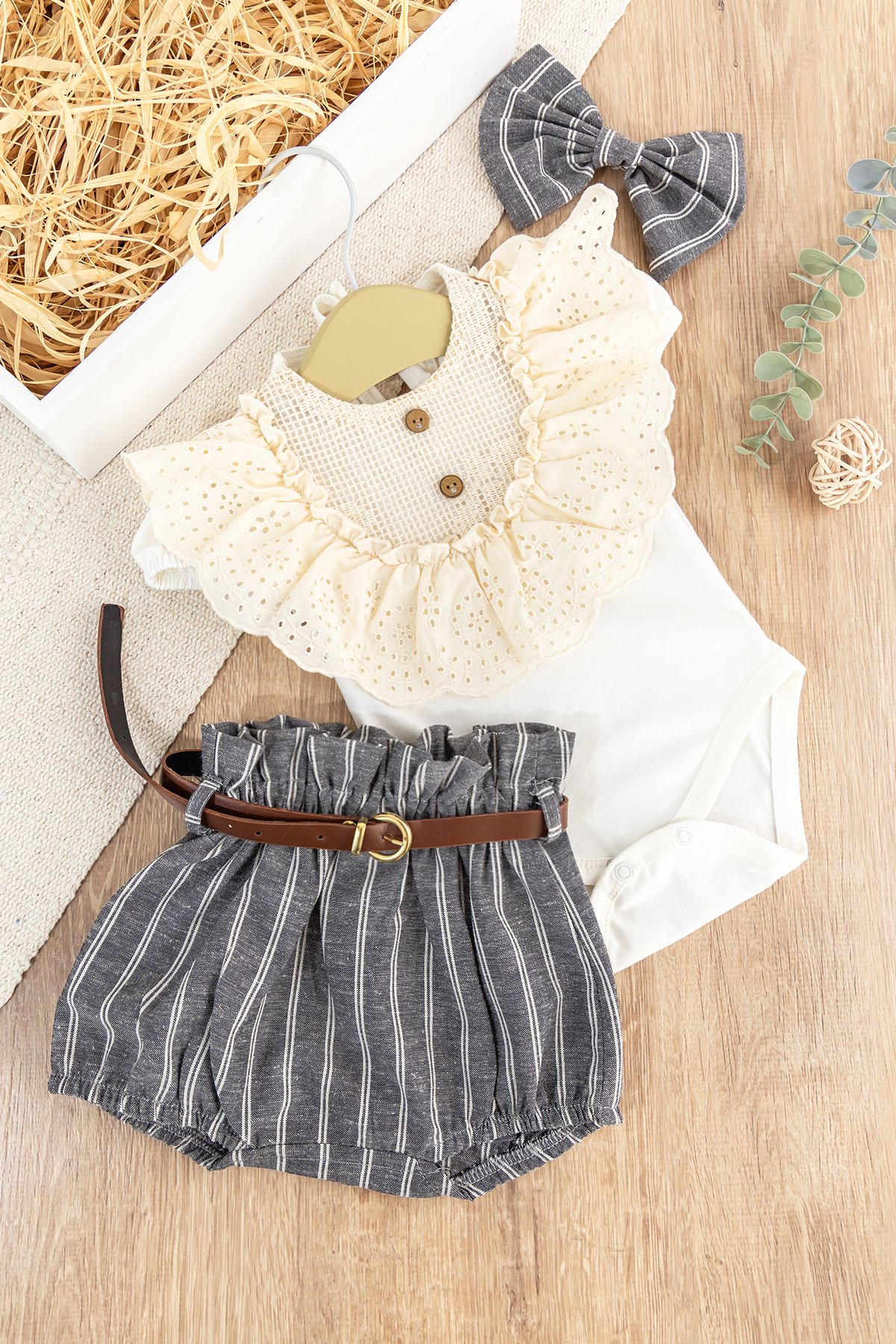 Güpürlü Yakalı Fiyonk Tokalı Yazlık Kız Bebek Tulum Takım