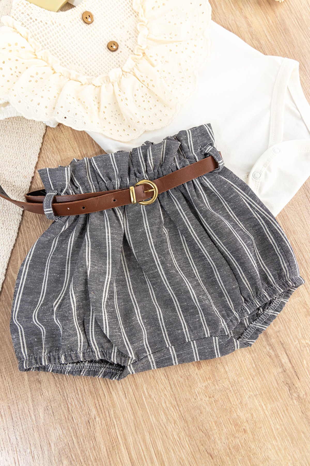 Güpürlü Yakalı Fiyonk Tokalı Yazlık Kız Bebek Tulum Takım