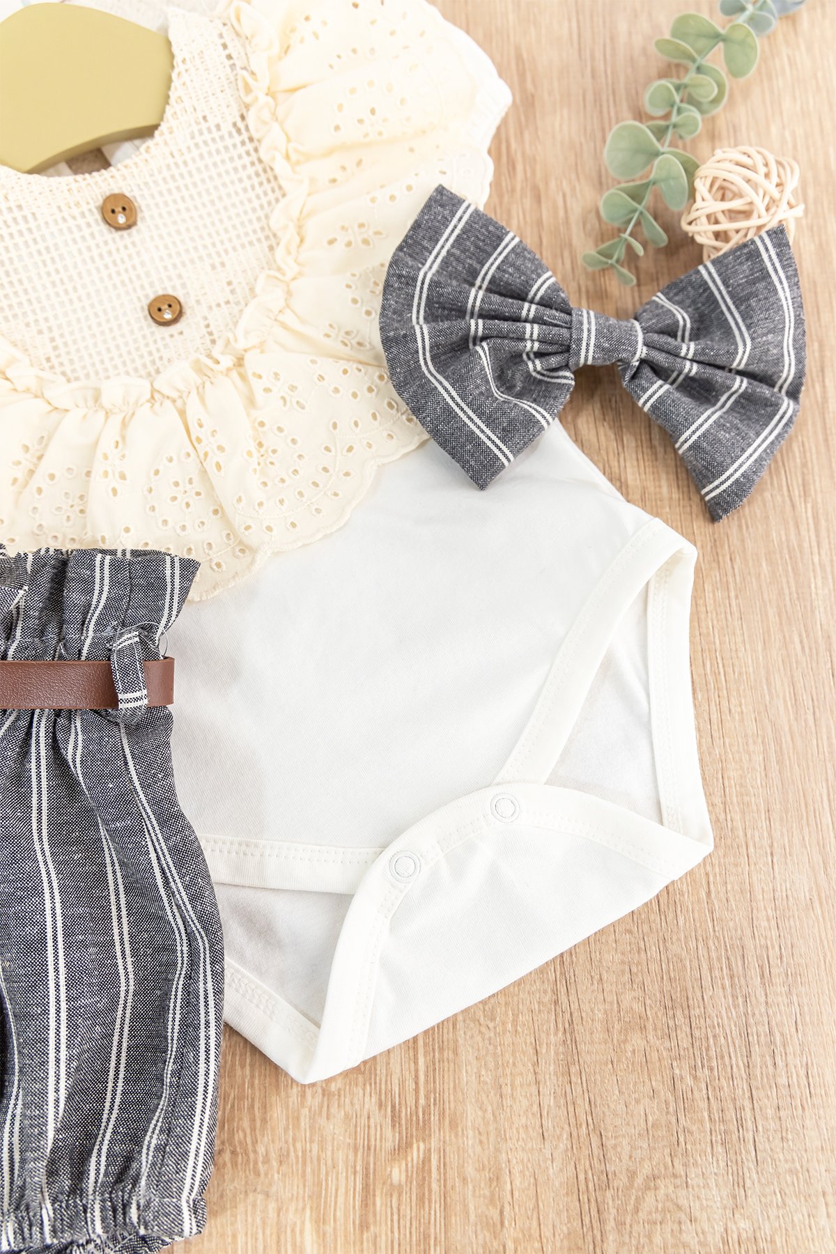 Güpürlü Yakalı Fiyonk Tokalı Yazlık Kız Bebek Tulum Takım