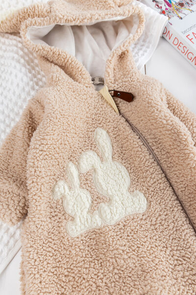 Tavşan İşlemeli Kapüşonlu Welsoft Peluş Kışlık Kız Bebek Tulum BEJ -  9-12 AY