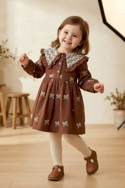Nakışlı Yaka Detaylı Şık Kız Bebek Elbise Kahverengi