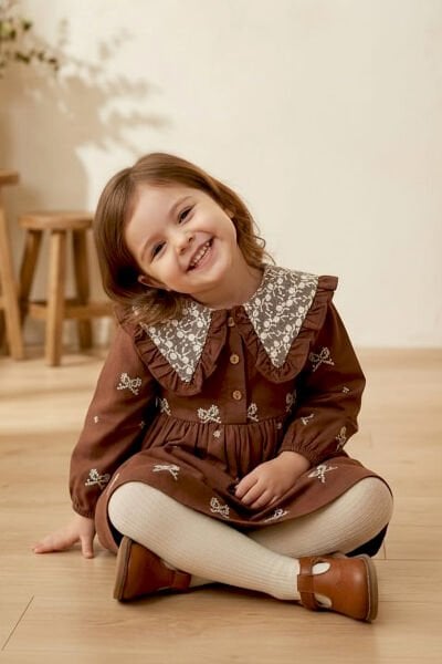 Nakışlı Yaka Detaylı Şık Kız Bebek Elbise Kahverengi