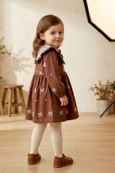 Nakışlı Yaka Detaylı Şık Kız Bebek Elbise Kahverengi